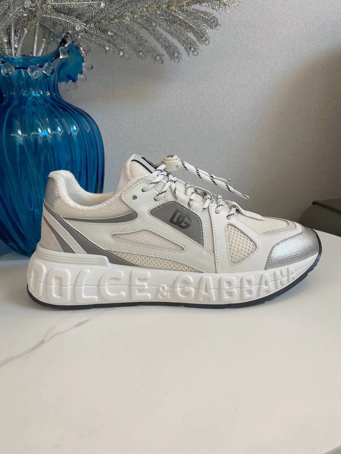 Men's men's shoes💰580 Dolce&Gabbana Dolce & Gabbana's latest popular D&G couple's dad shoes Airmaster series casual sports shoes original purchase development and production Airmaster shoes draw inspiration from Daymaster's iconic shape, while lightening the middle part of the sole to present a more sporty appearance. Nylon upper with contrasting suede and calfskin details. The tongue, heel and back sole are embellished with the DG logo, and the micro-injection logo rubber label is the icing on the cake. Exquisitely packaged at the delivery counter🛍📦 ▪️ Fabric: Original imported first-layer cowhide ▪️ Lining: Customized breathable towel lining ▪️ Sole: Original molded PU+TPU material ▪️ Bottom thickness: 5CM ▪️ Size: Women's 35-40/Men's 39-44 (45 46 customized)